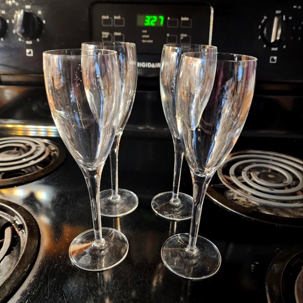 Set of 4 vintage elegant champagne glasses